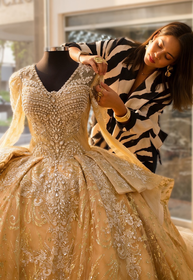 Aranza García, fundadora de ANZARA, ajustando un vestido en boutique